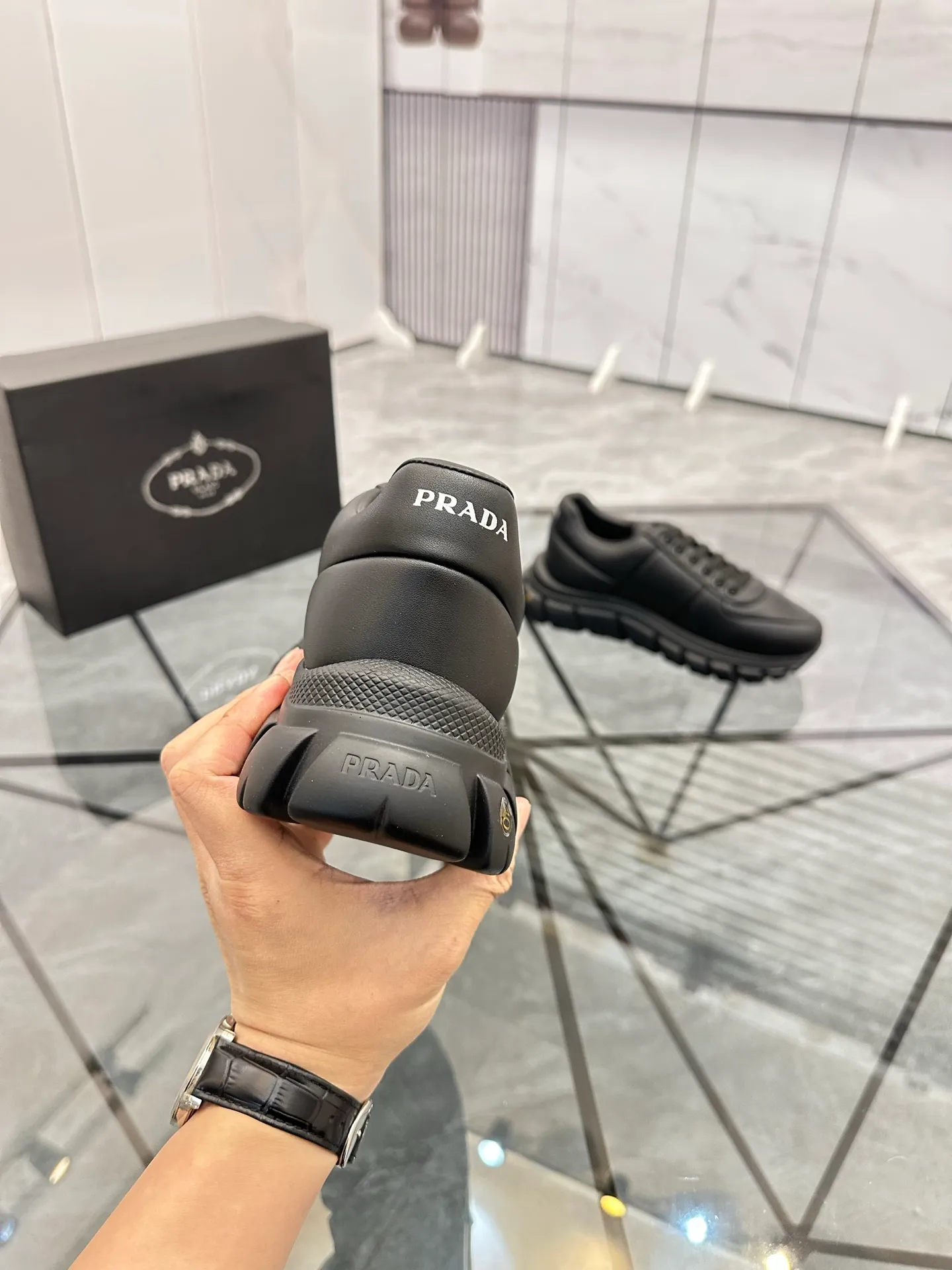 Men's shoes: 💰P460¥ Product trademark: Prada *"Prada*" low-top casual shoes Regular size: 38-44 (can be customized to 45.46) Product materials: imported cowhide upper, sheepskin lining, original outsole. Number: 835